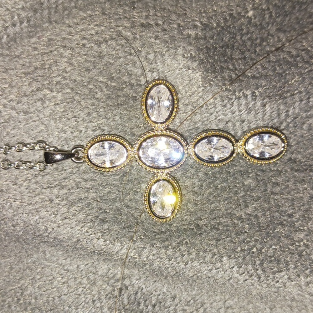 Beautiful! Bella Luce,bezel set,925 Solid,cross W/chain - Picture 2 of 8
